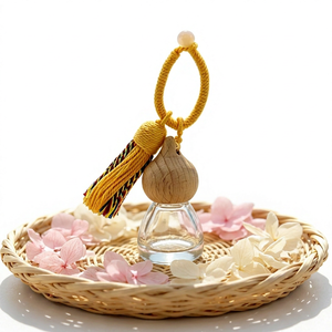Diffuseur d'arômes en verre en forme de gourde avec capuchon en bois à pompon rose, flacon de parfum vide pour la décoration de voiture, de maison et de placard - Product Image 2