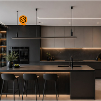 Cuisine Shinestone bicolore avec armoires supérieures noires et inférieures claires pour espaces ouverts