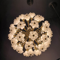 Lustre en aluminium fait main en forme de branche, avec pampilles en pétales dorés champagne, télécommande, pour usage hôtelier
