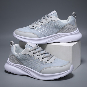 Baskets décontractées sportives et légères pour femmes, avec design en maille respirante et éclairée, chaussures de marche flexibles, tendance mode hiver - Product Image 4