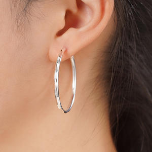 Boucles d'oreilles créoles en or blanc E4262, design géométrique, style classique unisexe, bijoux en alliage - Product Image 6