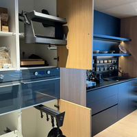 Ensemble d'armoires de cuisine d'angle modernes de luxe avec îlot, en contreplaqué et panneaux mélaminés à surface solide, unité de rangement avec système de levage et porte en acrylique à charnière