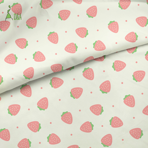 Accessori con Stampa di Fragole Cartoon Carine, Ecologici e Sostenibili, in Poliestere 100% di Alta Qualità, Leggeri e Resistenti alle Pieghe - Product Image 4