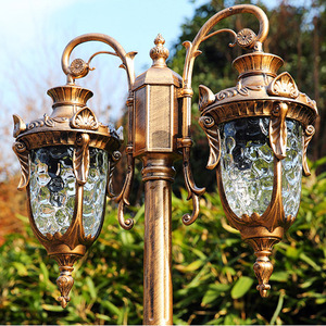 Lampadaire de jardin en fer avec trois abat-jour en verre, éclairage extérieur LED solaire, capteur de mouvement IP66, garantie 10 ans - Product Image 5