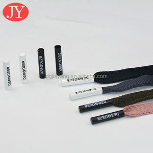 Aglet rond personnalisé en tube de couleur or brillant avec logo 3D en relief et extrémité plate pour sweat-shirt, usine de vêtements de marque - Product Image 3