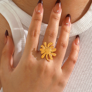 Bague pour femme en acier inoxydable, style simple, plaquée or 18 carats, avec motifs floraux et tournesol tendance - Product Image 2