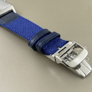 Montre rectangulaire de luxe pour homme avec petite seconde, boîtier en métal poli, bracelet en tissu et cuir bleu marine pour occasions formelles et semi-formelles - Product Image 3