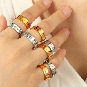 ต่างหูแบบห่วงผู้หญิงชุบทองฝังดาวขนาดเล็กสำหรับใส่ทุกวันชุดเครื่องประดับเหล็กไทเทเนียม - Product Image 4