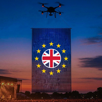 Écran LED volant en maille 70% transparent 4*8m pour spectacle de lumière de drone P15 P20 P25 Affichage LED volant Écran LED géant extérieur