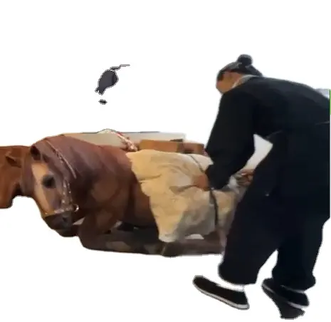 Berserk Resin Art Cuidar do cavalo sendo conduzido Animal Silicone Figura Para Exibição