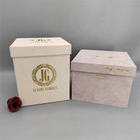 Boîtes cadeaux carrées en carton pour la Saint-Valentin, roses éternelles, finition mate avec logo en or jaune, revêtement UV