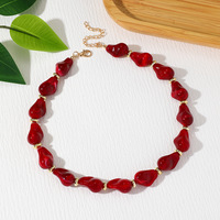 Collier en plastique en forme de cœur, style baroque irrégulier, perles vintage, chaîne élégante pour clavicule, sensation de luxe léger et haut de gamme