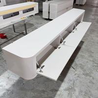Meuble TV moderne et minimaliste blanc avec design à coins arrondis, console multimédia flottante avec rangement à porte battante