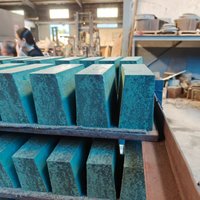 Brique Réfractaire en Chrome-Alumine-Zircone 93% Al2O3 CrO, Super Haute Réfractarité (>2000°C), Façonnée pour Four Industriel de Production de Carbone Noir