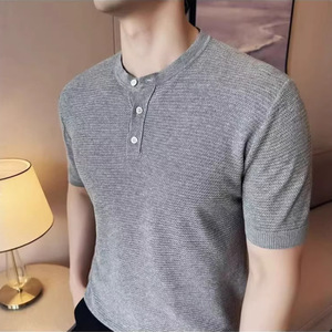 เสื้อโปโลแขนสั้นคอเฮนลีย์สำหรับผู้ชาย สีพื้น คอวี แฟชั่นสไตล์คนเมือง - Product Image 4