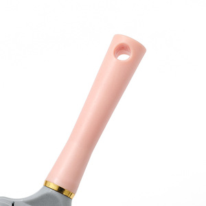 Brosse de massage coussinée rose grande taille avec anneau doré pour volumiser, lisser et démêler les cheveux à domicile - Product Image 4