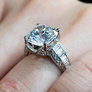 Anello di Fidanzamento F1046 per Donna in Oro Bianco con Diamante Taglio Brillante Rotondo Colore D e Pietre Laterali a Baguette - Product Image 3