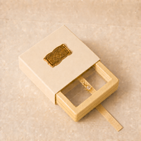 Boîte de présentation de bijoux en papier personnalisée avec décoration de style sceau de cire et tiroir flottant transparent en PE pour bagues