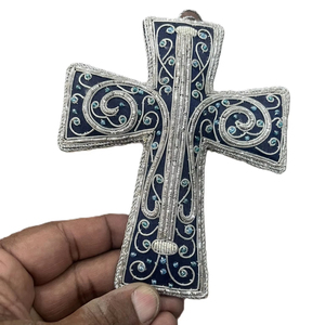 Adorno festivo en forma de cruz con detalles de turquesa, cruz religiosa tradicional hecha a mano, decoración navideña - Product Image 1