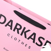 Bolsa de Papel Reciclable Rosa Intenso Personalizada con Asa de Cinta e Impresión Offset para Promoción en Supermercados