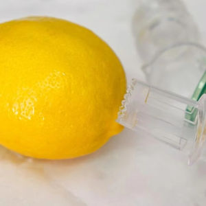 Exprimidor Manual de Limones y Cítricos Marca LM, Exprimidor Portátil de Plástico Fácil de Limpiar para Naranjas y Limas, Modelo LM25235 - Product Image 3