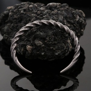 Bracelet en corne de taureau torsadée yunnique, design ouvert en argent antique, bijoux unisexe, cadeau - Product Image 2