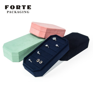 Caja de Joyería Octogonal de Terciopelo Verde Claro FORTE para Anillos y Pendientes, con Diseño Simple, Opción de Logotipo Personalizado y Tapa - Product Image 5