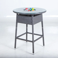 Ensemble de jardin moderne et durable, mobilier de patio, table et chaises en acier et rotin avec verre trempé pour utilisation en entrepôt