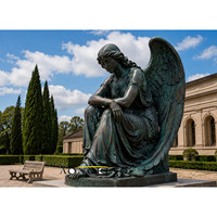 Sculpture d'ange tombé grandeur nature en bronze coulé, ailes brisées, posture allongée, patine cuivre vert