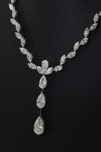 Collar de Diamantes de Corte Marquesa y Pera en Oro Blanco de 18K de Buena Calidad para Novias y Aniversarios, Disponible a Precio de Exportación - Product Image 6