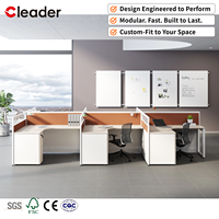 Poste de travail minimaliste avec cloison de bureau, design épuré et panneau en verre dépoli pour bureau moderne