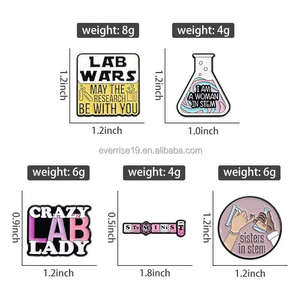 Broche en alliage <span class=keywords><strong>de</strong></span> molécule chimique <span class=keywords><strong>de</strong></span> dessin animé Fun Science Lab Beaker Metal Craft Pin pour tenue polyvalente Angel Cross Fashion - Product Image 2