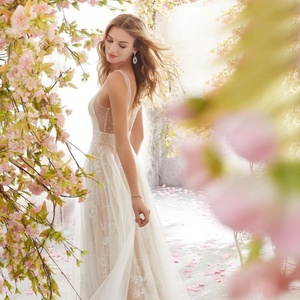 Robe de mariée tendance en dentelle brodée, dos nu, blanche - Product Image 4