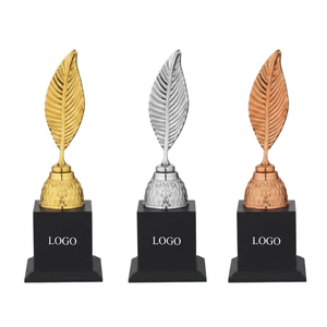 Trophée en métal design feuille, plaqué or, argent, cuivre, modèle 709 A B C D, trophée sportif durable avec base en bois noir - Product Image 1