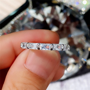 Anello scintillante intarsiato per donna, elegante gioiello alla moda per tutti i giorni - Product Image 2