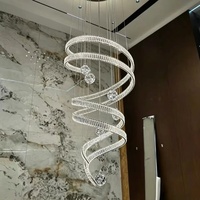 Luminaire suspendu professionnel personnalisé en cristal K9 en forme de double spirale LED pour escalier duplex, villa, salon