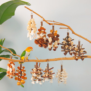 ของเล่นนกแก้วที่ทำจากไม้สำหรับการงอกของถั่วผลไม้ฝักข้าวโพดโคนต้นสนจุกสำหรับเคี้ยวอุปกรณ์เพื่อบรรเทาความเบื่อ - Product Image 1