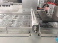 Machine d'étiquetage entièrement automatique à adhésion automatique pour l'industrie des sciences de la vie