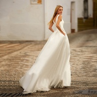 Robe de mariée moderne en satin à col en V sans manches et plis, robe de mariée trapèze simple, dos nu