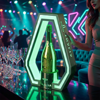 Exhibidor de Botellas LED Metálico Delgado con Logotipo Personalizado, Estilo Art Deco, Regalo Empresarial para Presentación de Licores en Bares Modernos