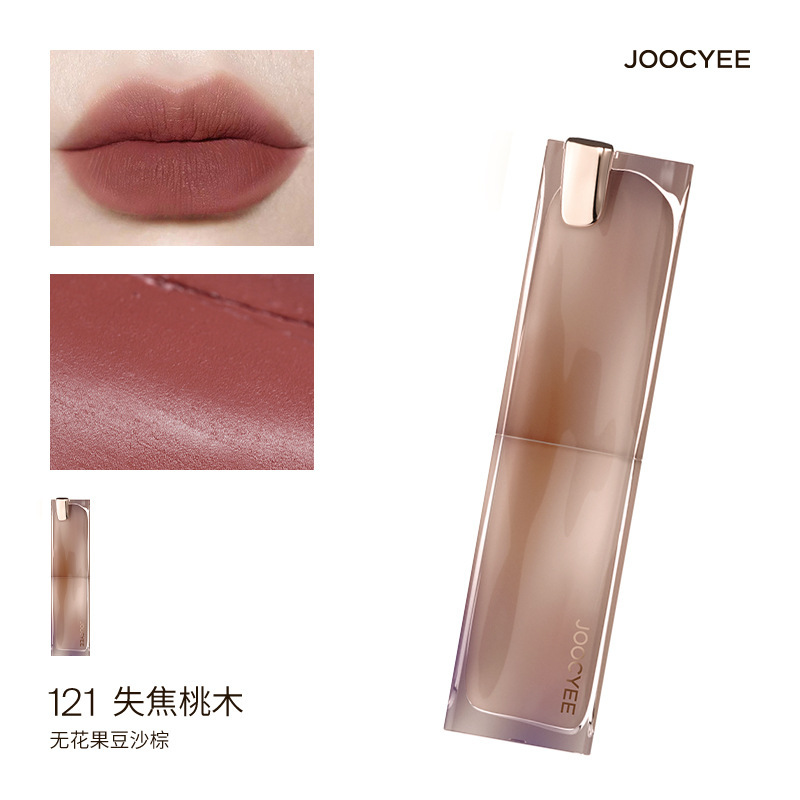 121 lápiz labial de niebla rosa caoba desenfocado