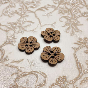 กระดุมเปลือกหอยมะพร้าวธรรมชาติ32L36L ตามสั่งอุปกรณ์เสริมสำหรับผมกระดุมไม้พลัมตัดด้วยเลเซอร์อุปกรณ์ตกแต่งเสื้อผ้ากระดุมแบบ DIY - Product Image 3