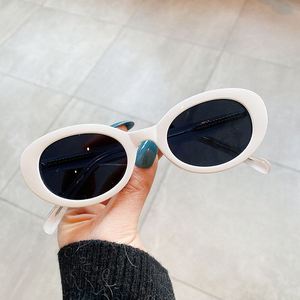 Gafas de Sol Retro 2025 con Logotipo Personalizado, Montura Roja Estilo Ojo de Gato, Protección UV400, Color Jelly, Ovaladas, para Mujer - Product Image 5