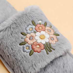 Pantofole da Donna Calde e Comode in Morbida Ecopelliccia, Personalizzabili con Logo, Ideali per Casa e Camera da Letto in Inverno - Product Image 2