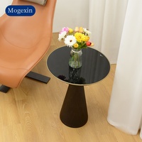 Luxueuse table basse circulaire en métal et bois de style marocain pour salon ou café avec un design de coffre unique