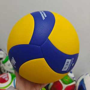 วอลเลย์บอลฝึกซ้อมระดับพรีเมียม วัสดุ PU คุณภาพสูง พร้อมบลัดเดอร์ที่เหมาะสมสำหรับการเล่นอย่างสมบูรณ์แบบ รุ่น V200W V300W - Product Image 3