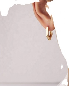 Boucles d'oreilles géométriques triangulaires Huggies en acier inoxydable plaqué or, argent et noir pour hommes et femmes - Product Image 6