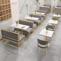 Ensemble de mobilier de restaurant moderne et personnalisable (table et chaises) pour usage commercial, idéal pour les salons de thé et les pâtisseries, avec banquette murale en fer forgé.