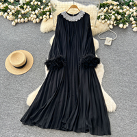 Robe longue plissée en mousseline élégante pour femme avec col perlé, poignets à plumes, coupe ample et décontractée, idéale pour les fêtes et le quotidien