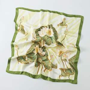 Écharpe florale verte de luxe en soie de mûrier 70x70cm Impression de qualité supérieure avec motif papillon pour un look élégant <span class=keywords><strong>et</strong></span> sophistiqué - Product Image 5